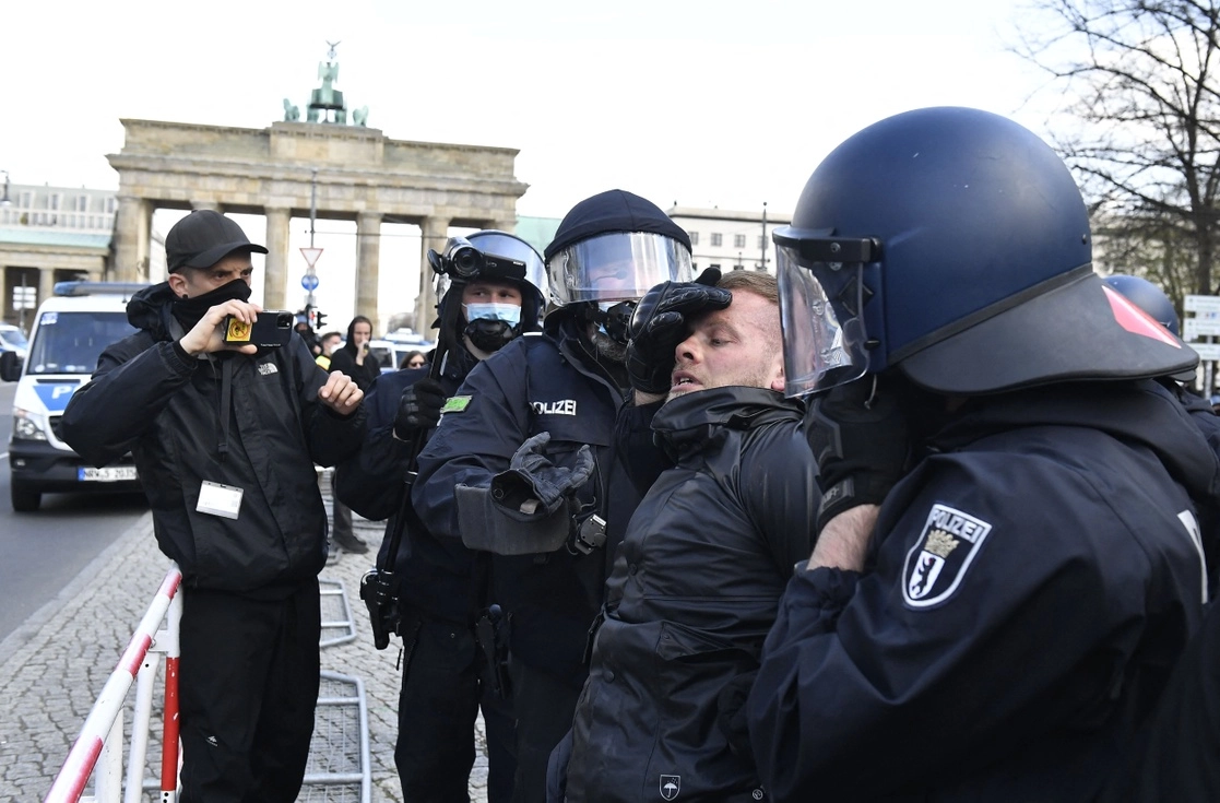 Policías vigilan la protesta contra las restricciones implementadas contra el coronavirus en Berlín, el 21 de abril de 2021. Foto Afp