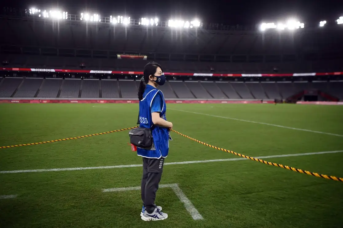 Voluntaria previo a un partido en el estadio de Tokio, el 22 de julio de 2021. Foto Afp
