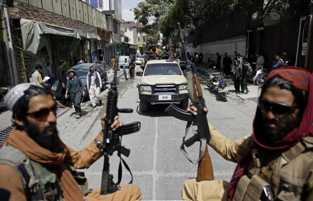 Combatientes talibanes patrullan Kabul. Foto Ap / Archivo