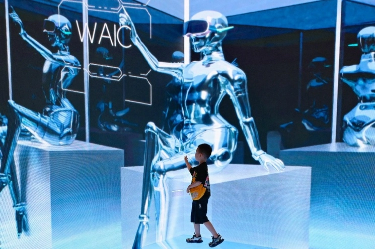El niño en la imagen durante una visita a la Conferencia Mundial de Inteligencia Artificial (WAIC) en Shanghái. Foto Afp