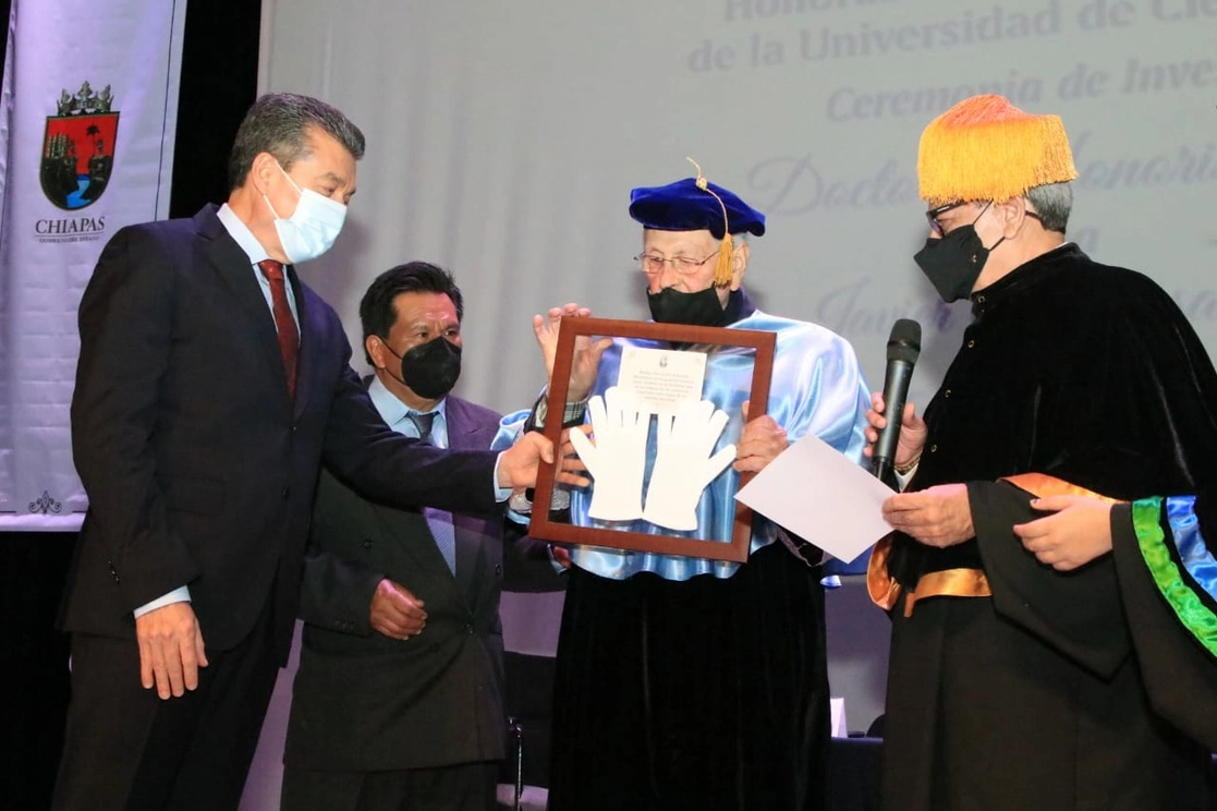 Javier Espinoza Mandujano durante la ceremonia en la Universidad de Ciencias y Artes de Chiapas, donde se le entregó ayer el Doctorado ‘honoris causa’. Foto La Jornada