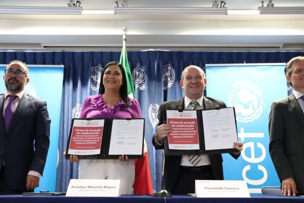 La secretaria de Bienestar, Ariadna Montiel, y el representante de Unicef, Fernando Carrera, firmaron un convenio para la realización de acciones conjuntas en materia de protección social y garantía de derechos de niñas, niños y adolescentes, el 25 de abril de 2023. Foto tomada de Twitter @A_MontielR