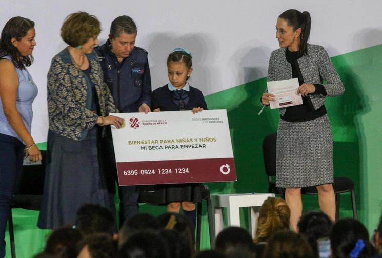 Unicef otorgó un reconocimiento a la jefa de Gobierno, Claudia Sheinbaum, por el programa Mi Beca para Empezar. Foto Cuartoscuro / Archivo