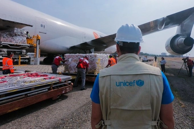 Personal de Unicef apoya en la descarga de vacunas contra Covid-19. Foto tomada de la cuenta de Twitter @UNICEF