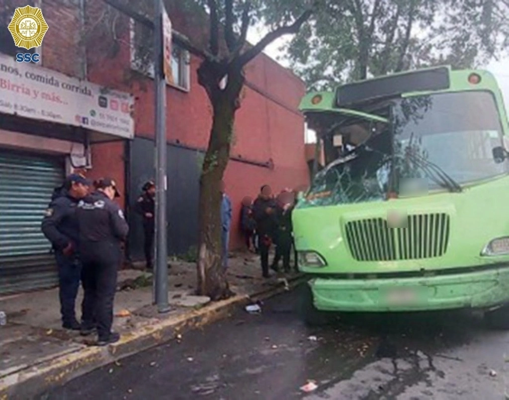 El chofer de la unidad de transporte público refirió que fallaron los frenos del vehículo. Foto SSC CDMX