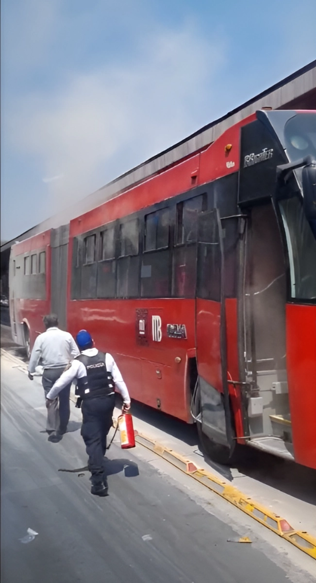 Metrobús informó que solicitará a la empresa operadora el reporte correspondiente para saber las causas de este incidente, el 5 de octubre de 2023. Foto tomada de un video difundido en X @CarlosIPlata