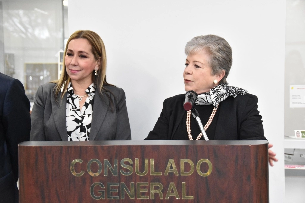 De visita de trabajo en Houston, la funcionaria se reunió con mexicanos residentes en esa ciudad “para fortalecer lazos y compartir visiones”, según comentó en las redes sociales. Foto tomada de https://www.gob.mx/sre/prensa/visita-de-trabajo-de-la-secretaria-de-relaciones-exteriores-alicia-barcena-al-consulado-general-de-mexico-en-houston?state=published

