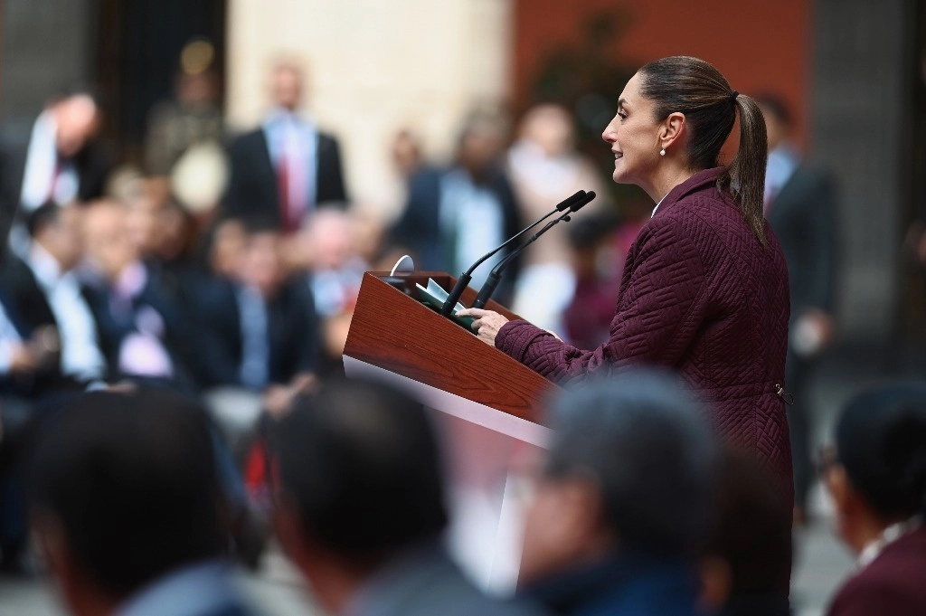 La presidenta Claudia Sheinbaum, al dirigirse hacia los legisladores de Morena y aliados, durante el encuentro en Palacio Nacional. Imagen tomada de https://x.com/Claudiashein