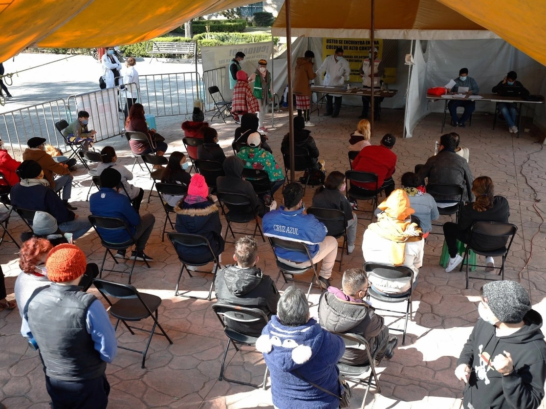 Decenas de personas esperan su turno para que se les realice la prueba de detección de Covid-19 en la explanada de la alcaldía Iztacalco, en la CDMX. Foto Cristina Rodríguez