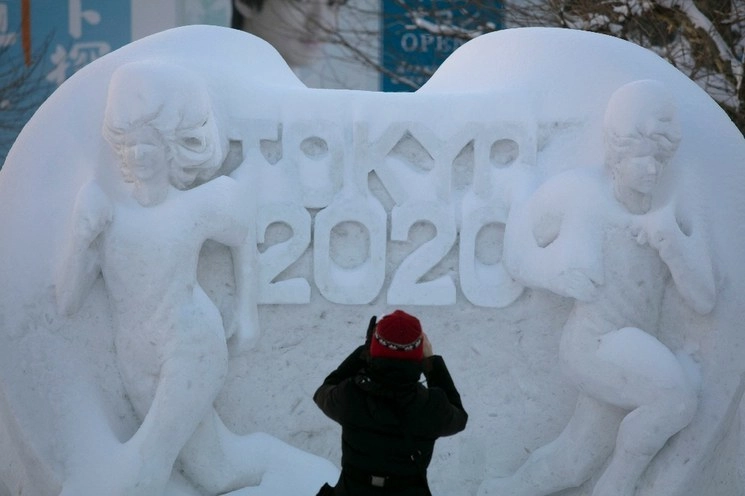 Escultura de hielo que promociona los Juegos Olímpicos de Tokio-2020 durante un festival en Sapporo. Foto Ap