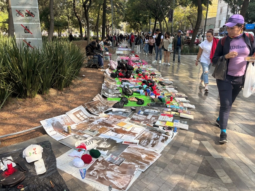 Vendedores ambulantes colocan su mercancía alrededor de la Alameda Central, en la alcaldía Cuauhtémoc, el 25 de enero de 2025. Foto María Luisa Severiano
