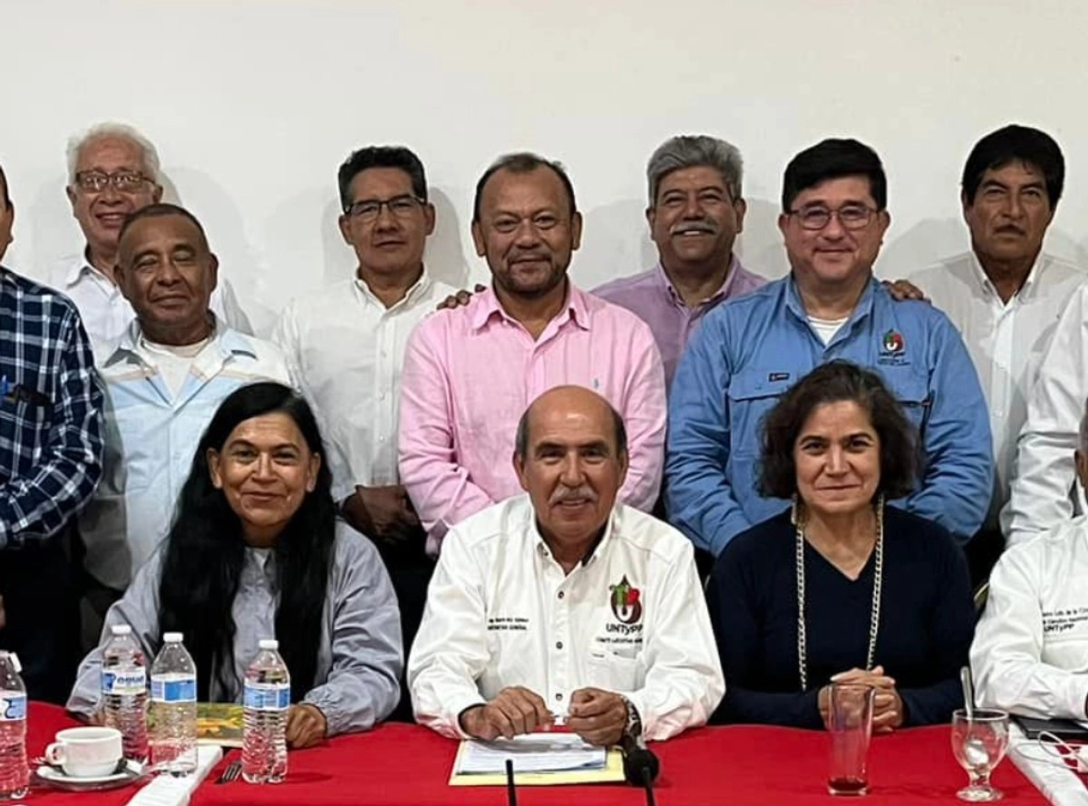 Al centro, Martín Ruiz Gámez, secretario general de la Unión Nacional de Técnicos y Profesionistas Petroleros (UNTyPP). 