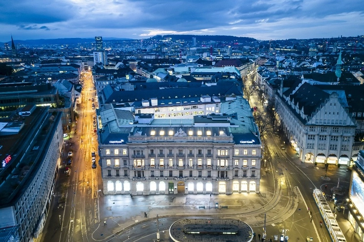 Vista aérea de la sede de los bancos suizos Credit Suisse (centro) y UBS (izquierda), en Paradeplatz, en Zúrich. Foto Keystone vía Ap / Archivo