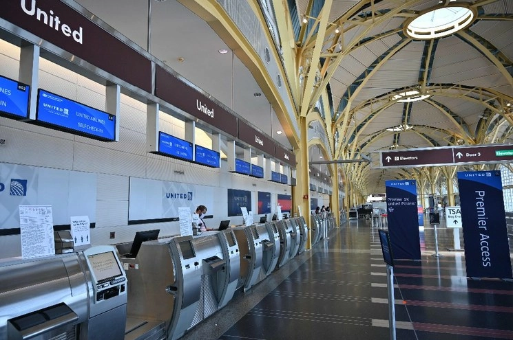 Los recortes de personal decididos por United Airlines, que contaba al 31 de marzo con unos 95 mil 200 empleados, alcanzarán a todos los sectores, desde mantenimiento en aeropuertos hasta pilotos de aviones. Foto Ap / Archivo