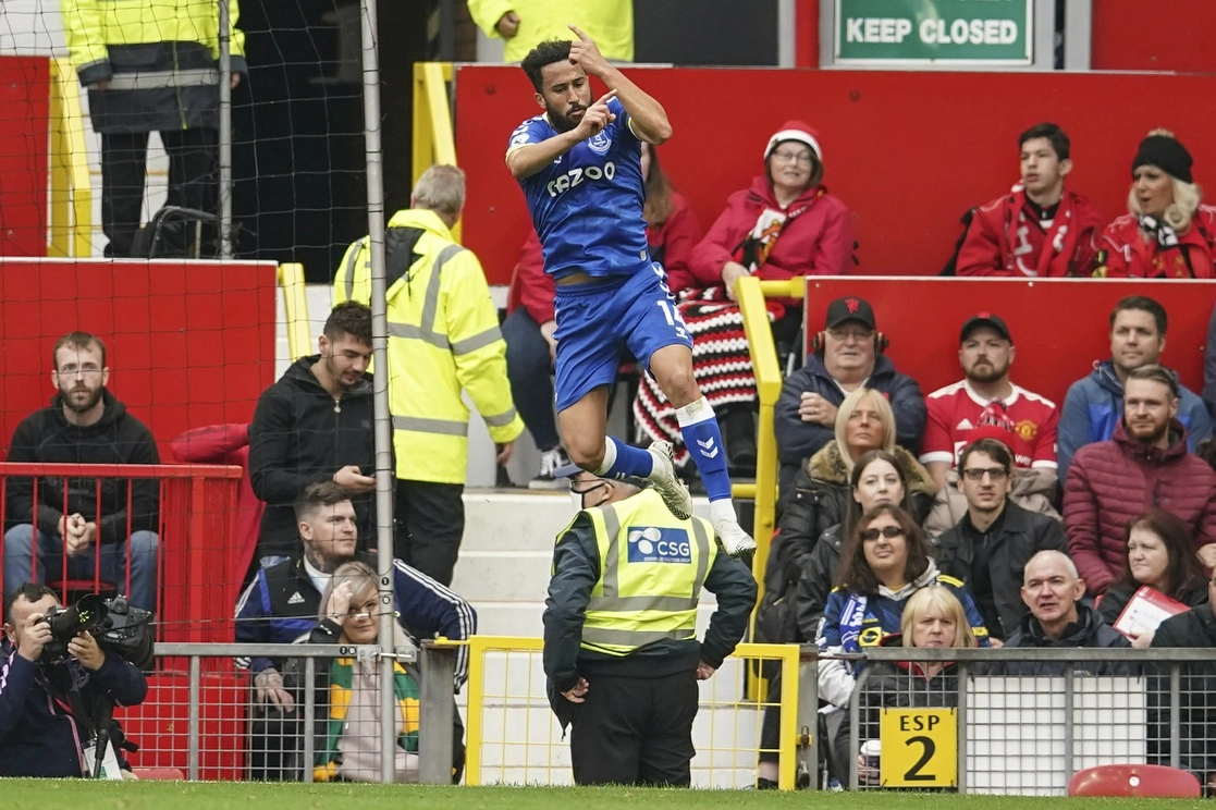 Andros Towsend del Everton festeja su anotación contra Manchester United. Foto Ap