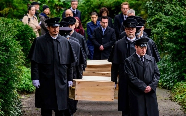 Restos óseos de posibles víctimas de “colecciones” nazis fueron depositados en un memorial en Berlín. Foto Afp