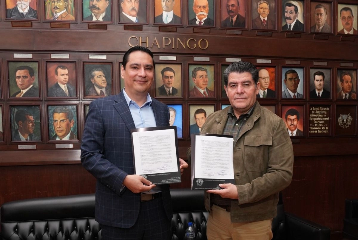 Ángel Garduño García, rector de la UACh y Arturo Fernández Martínez, presidente de la CONACCA, firmaron un convenio para avanzar en la coordinación de trabajos para el desarrollo de la sopa de vegetales, superalimento de nueva generación. Foto 