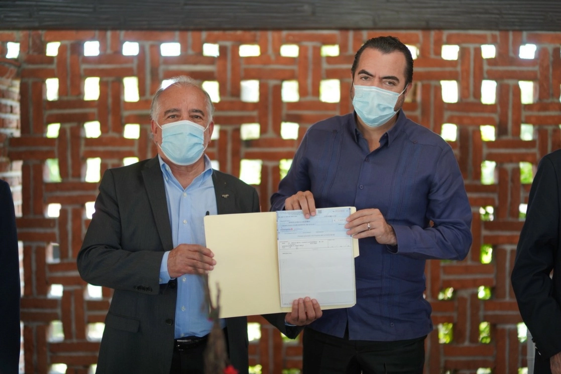 Pablo Ojeda, (centro) secretario de Gobierno de Morelos y Gustavo Urquiza, rector de la UAEM, durante la entrega de recursos para la universidad. Foto tomada del Twitter de @uaemorelos 