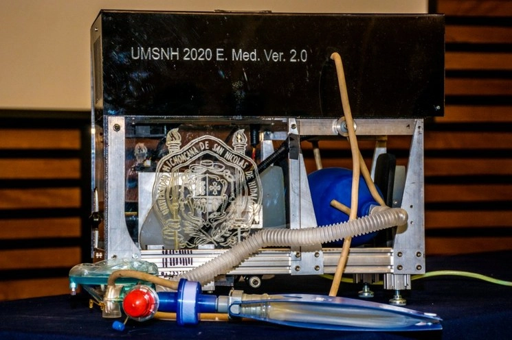 La Universidad Michoacana de San Nicolás de Hidalgo entregó al IMSS un respirador artificial que fue diseñado y desarrollado por sus investigadores. Foto cortesía UMSNH