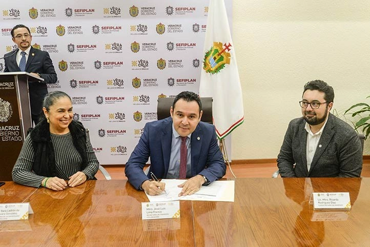 La rectora de la Universidad Veracruzana, Sara Ladrón de Guevara, y José Luis Lima Franco, titular de Sefiplan, durante la firma del acuerdo alcanzado con el SAT para que el plantel universitario pueda liquidar su adeudo. Foto Facebook @ComunicacionUV