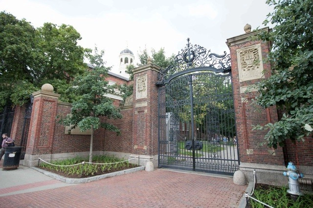 Universidades como Harvard darán clases a distancia para evitar la propagación del Covid-19. Foto Afp