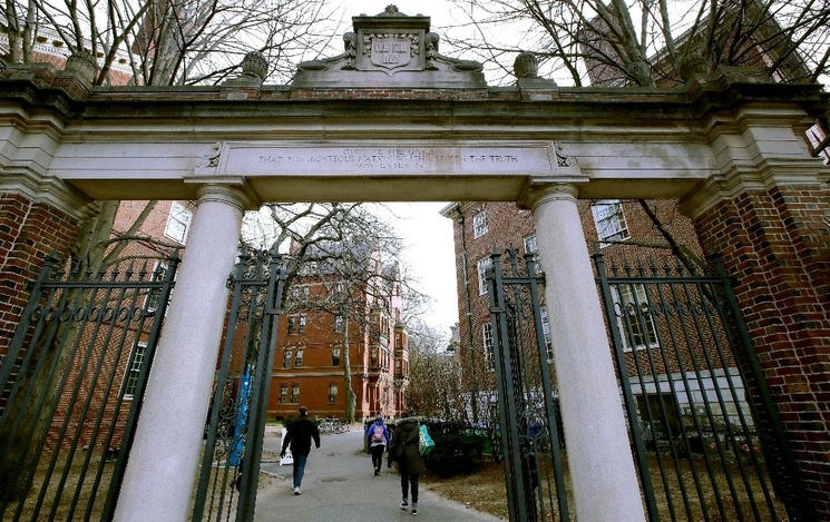 Los establecimientos anglosajones se imponen en los diez primeros puestos con ocho universidades estadunidenses: Harvard (en la imagen), Stanford, MIT, Berkeley, Princeton, Columbia, CalTech, Chicago y dos británicas: Cambridge, Oxford, encabezan la edición 2023. Foto Ap