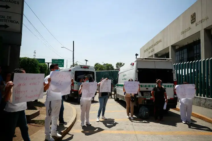 Trabajadores del hospital La Raza protestan para exigir insumos ante el coronavirus. Foto Alfredo Domínguez / Archivo