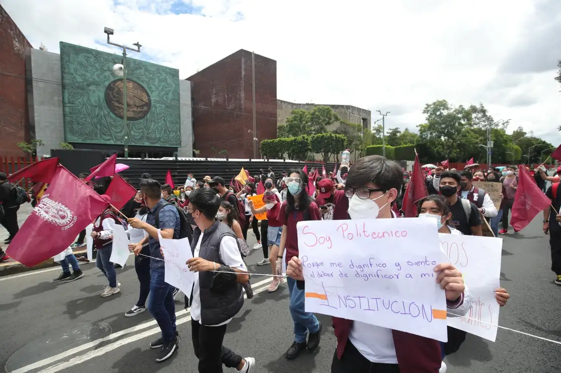 Estudiantes del IPN protestan contra la nueva Ley Orgánica en esta casa de estudios frente a la Cámara de Diputados, en la Ciudad de México, el 13 de septiembre de 2021. Foto Luis Castillo

