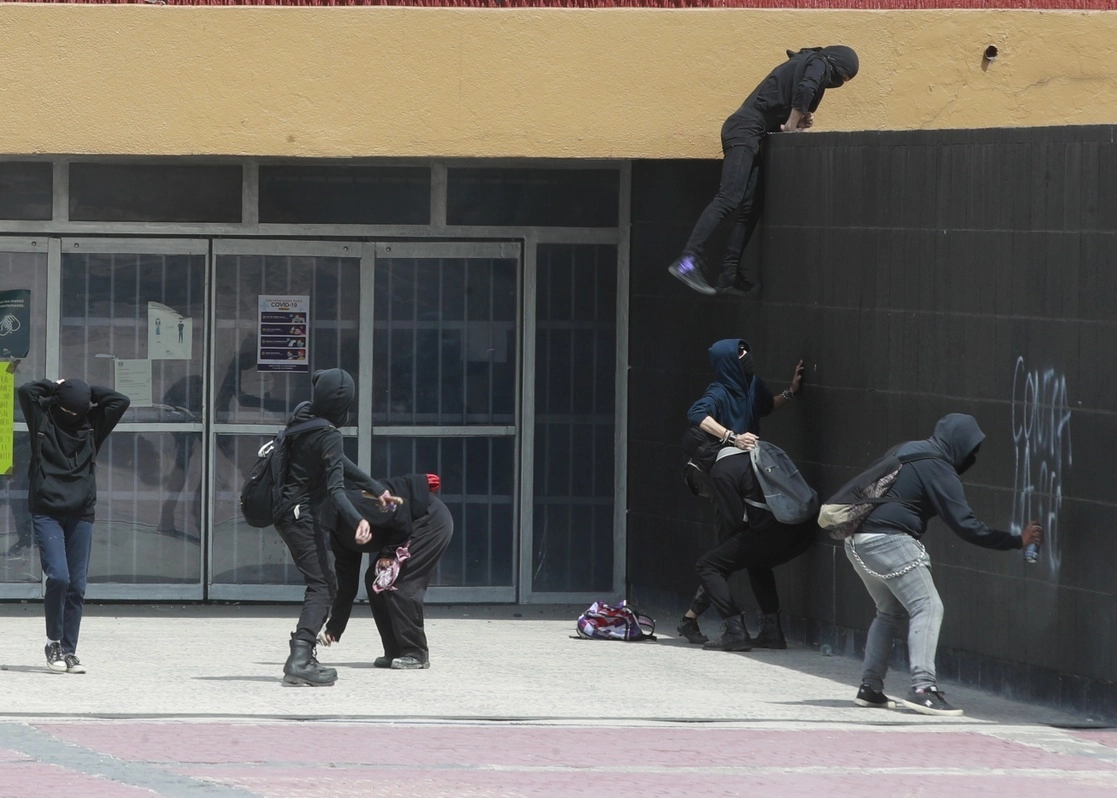 El grupo de encapuchados en la entrada principal de Rectoría, el pasado 31 de marzo de 2021. Foto Alfredo Domínguez
