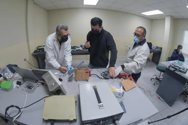 Estudiantes de la Universidad Autónoma de Baja California construyeron un prototipo de respiradores artificiales para auxiliar a enfermos por Covid-19.  Foto cortesía UABC
