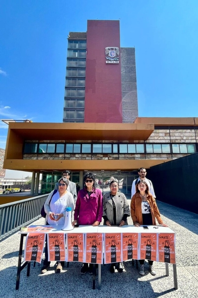 Estudiantes, académicos y trabajadores de los diversos planteles de la UNAM ofrecen conferencia de prensa, para anunciar la consulta universitaria por la democratización en la Máxima Casa de Estudios, realizada en la explanada de Rectoría en Ciudad Universitaria, en la capital del país, el 19 de octubre de 2023. Foto Luis Castillo