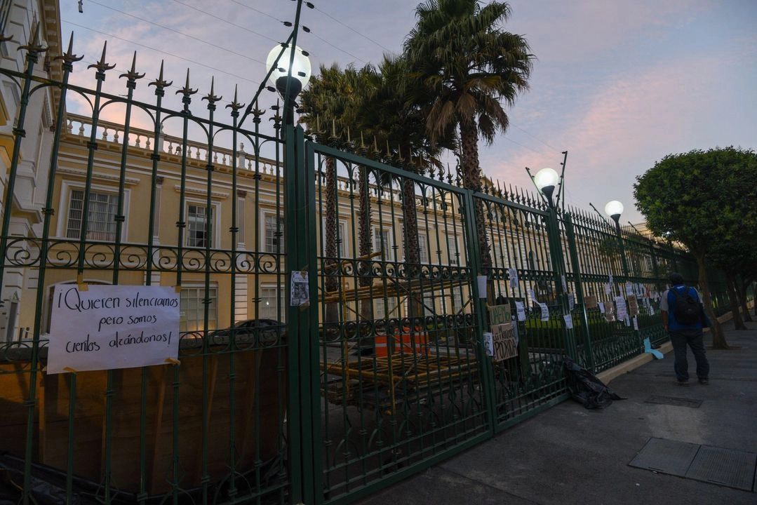 Después de una protesta y una marcha para pedir diálogo con el rector Carlos Eduardo Barrera Díaz, y no obtener una respuesta satisfactoria, los estudiantes decidieron tomar las instalaciones de Rectoría de la UAEMex. 