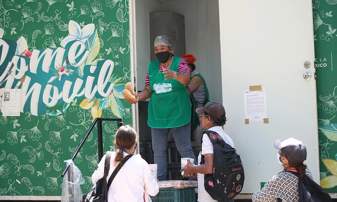 Personas hacen fila para recibir alimentos del Comedor Móvil del Gobierno de la Ciudad de Mexico ubicado en el Parque de los Venados, el 16 de marzo de 2021. Foto María Luisa Severiano
