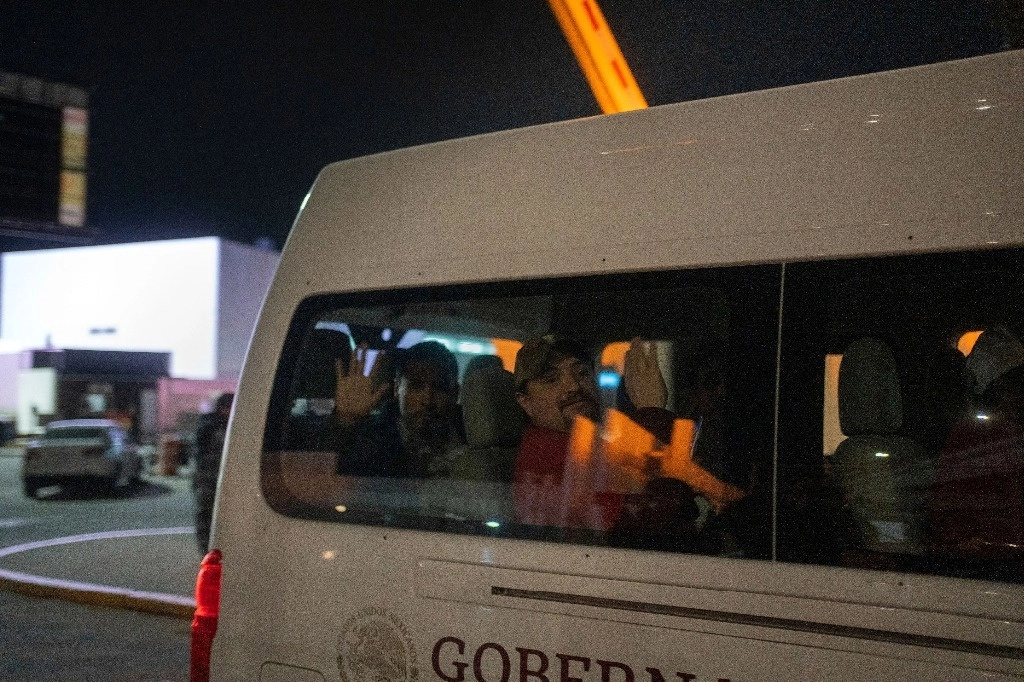 Migrantes que fueron deportados de EU a México son transportados a un refugio, en el cruce peatonal de El Chaparral, en Tijuana. Foto AP
