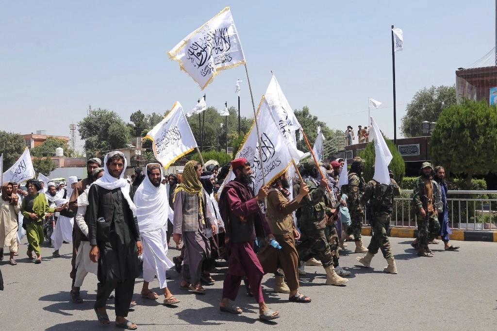 Combatientes talibanes celebran el tercer aniversario de la retirada de las tropas lideradas por Estados Unidos de Afganistán, en Kabul, Afganistán, el miércoles 14 de agosto de 2024. Foto Ap