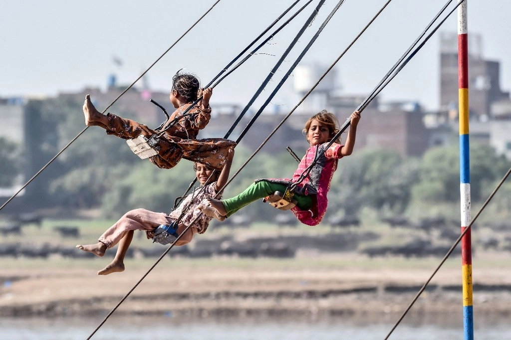 Niñas en un parque en Pakistán. Foto Afp