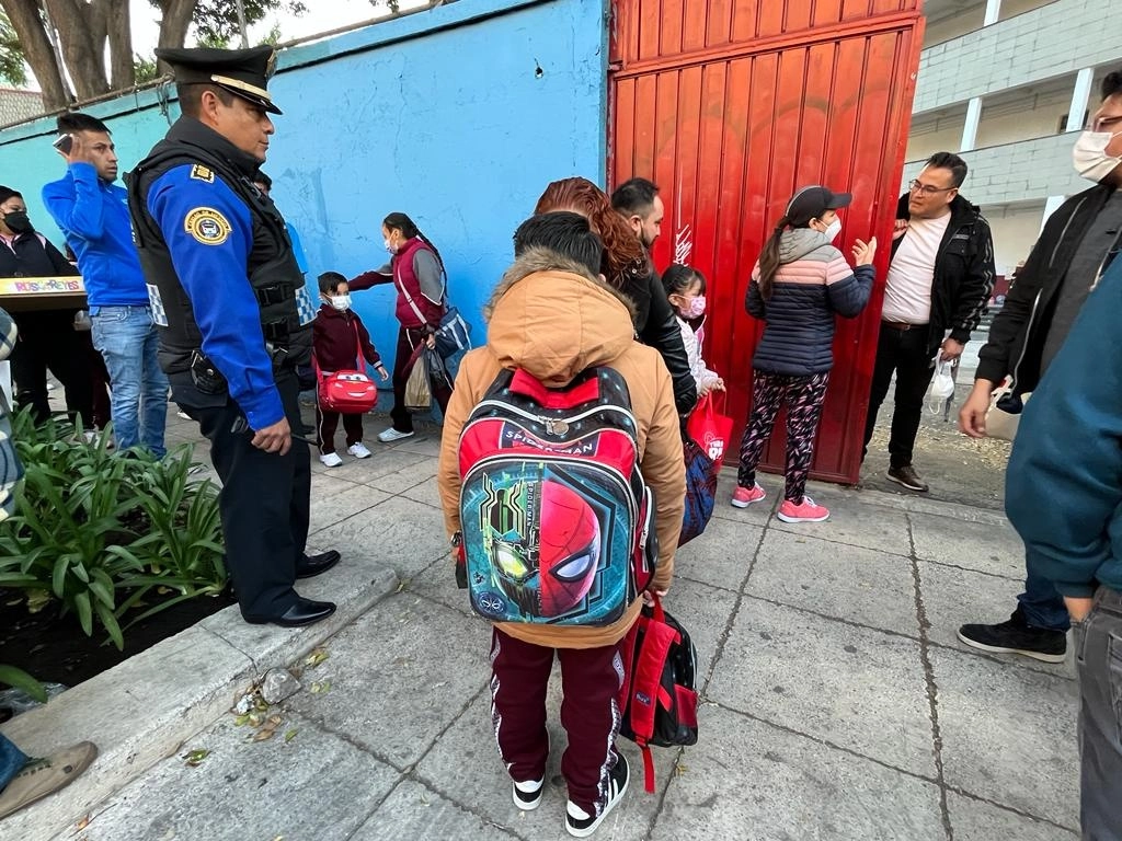 Llegada de estudiantes de primaria a la escuela Revolución, ubicada afuera de la estación del Metro Balderas en la Ciudad de México, tras la conclusión de las vacaciones por las fiestas decembrinas, el 9 de enero de 2023. Foto Alfredo Domínguez