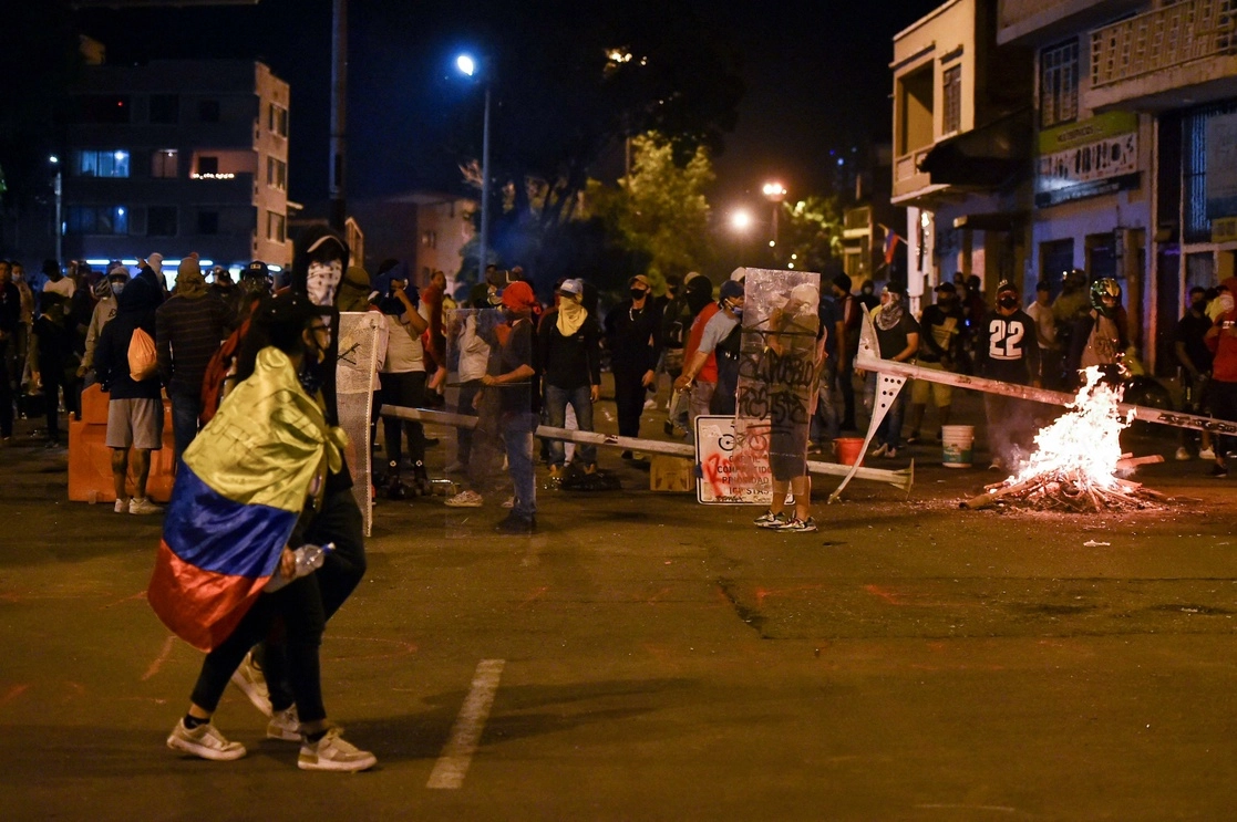 Manifestantes bloquearon ayer una calle de Cali con una barricada, durante las protestas contra la reforma tributaria en Colombia. Foto Afp 