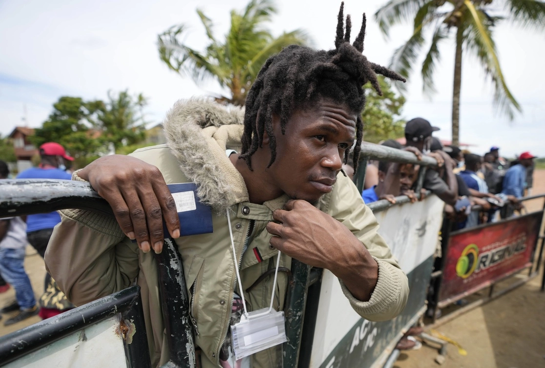Migrantes haitianos esperan para abordar un bote que los lleve a Acandi, cerca de la frontera con Panamá, desde Necocli, Colombia. Foto Ap / Archivo