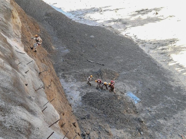 La mayoría de los desaparecidos son trabajadores de dos centrales eléctricas arrasadas por la corriente que provocó el trozo del glaciar al caer al río. Foto Ap