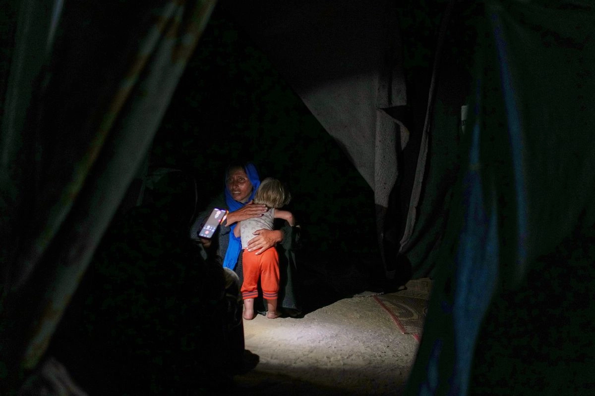 Una mujer abraza a un niño en su tienda de campaña en un campamento para palestinos desplazados cerca de la playa de la ciudad de Gaza, el 2 de septiembre de 2025. Foto 