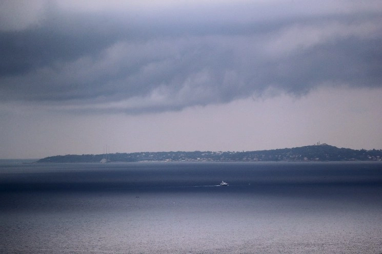 Un bote sobre el mar Mediterráneo, cerca de la Riviera francesa, en Niza. Foto AFP