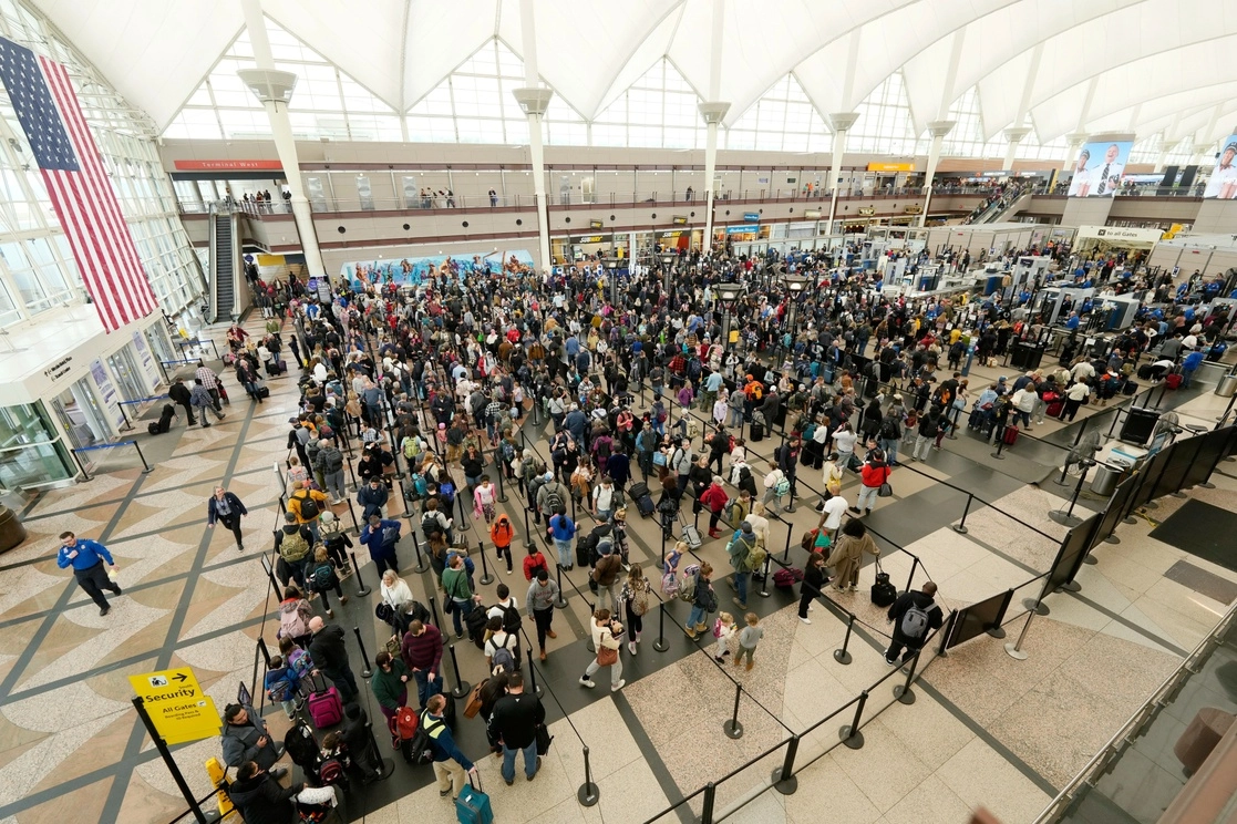 Viajeros esperan frente a los puestos de control de seguridad sur en el Aeropuerto Internacional de Denver. Foto Ap



