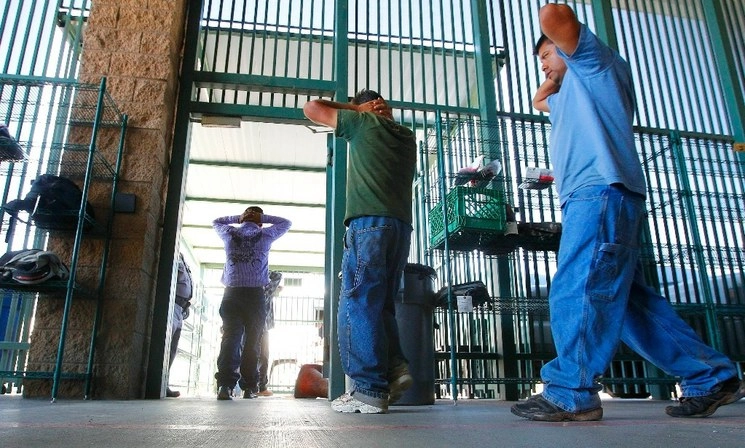 Indocumentados en un centro de detención de migrantes en Texas. Foto Ap