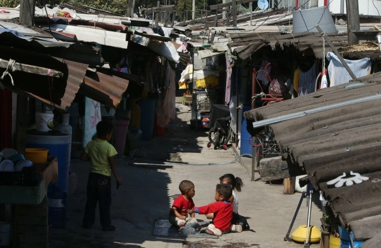 Uno de cada seis niños del mundo viven en pobreza extrema, advierten la UNICEF y el Banco Mundial. Foto La Jornada / Archivo