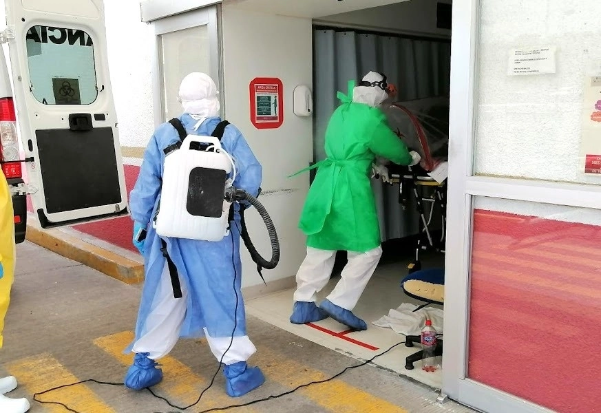 Ingreso hospitalario de paciente con Covid-19 en Michoacán. Foto tomada de la cuenta de Twitter @SALUDMICH
