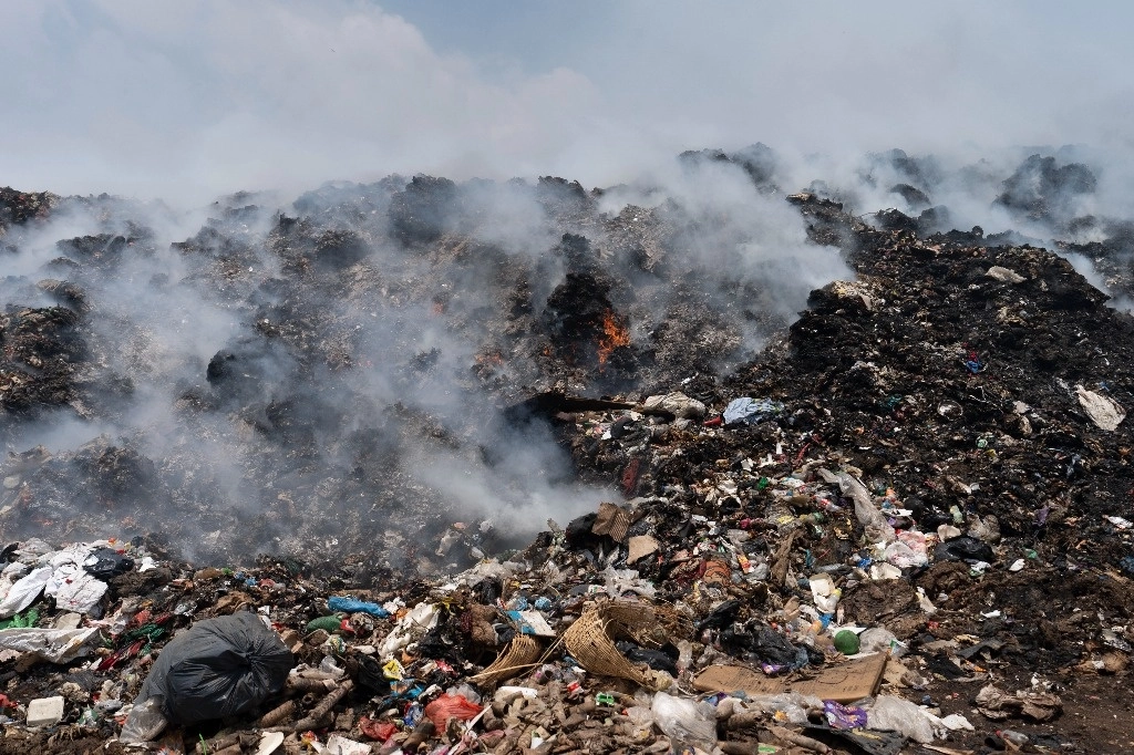 Montones de desechos continúan ardiendo en un vertedero de basura en Villa Nueva, Guatemala, el martes 9 de abril de 2024. Foto Ap