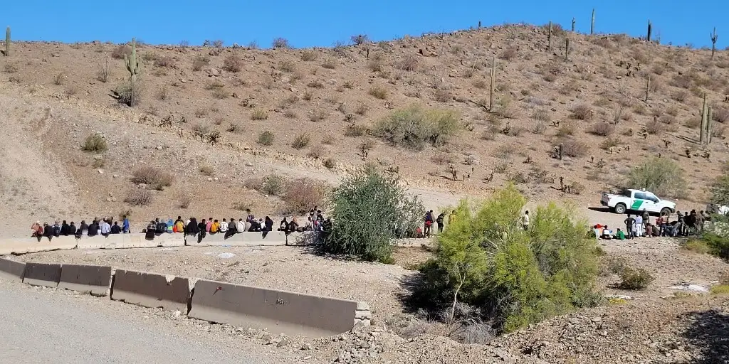 Larga fila de los migrantes asegurados. Foto La Jornada
