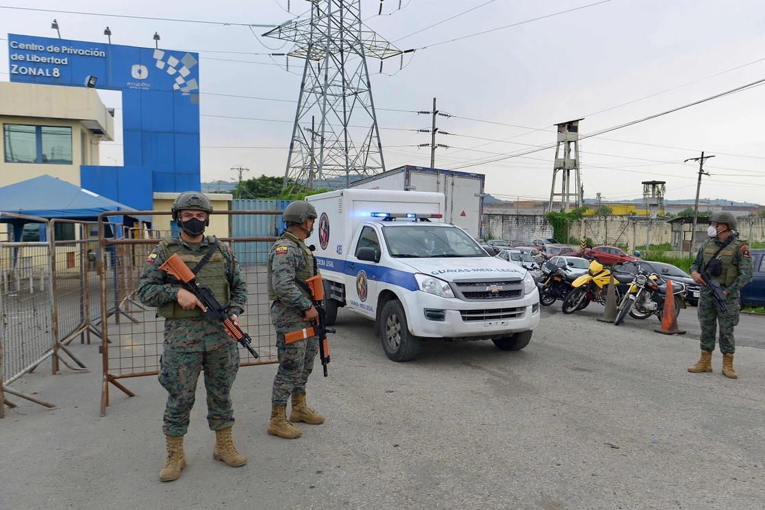 Una ambulancia de medicina forense sale del Centro de Privación de Libertad Zona 8 en Guayaquil, una de las tres cárceles ecuatorianas donde hubo motines, el 23 de febrero de 2021. Foto Afp
