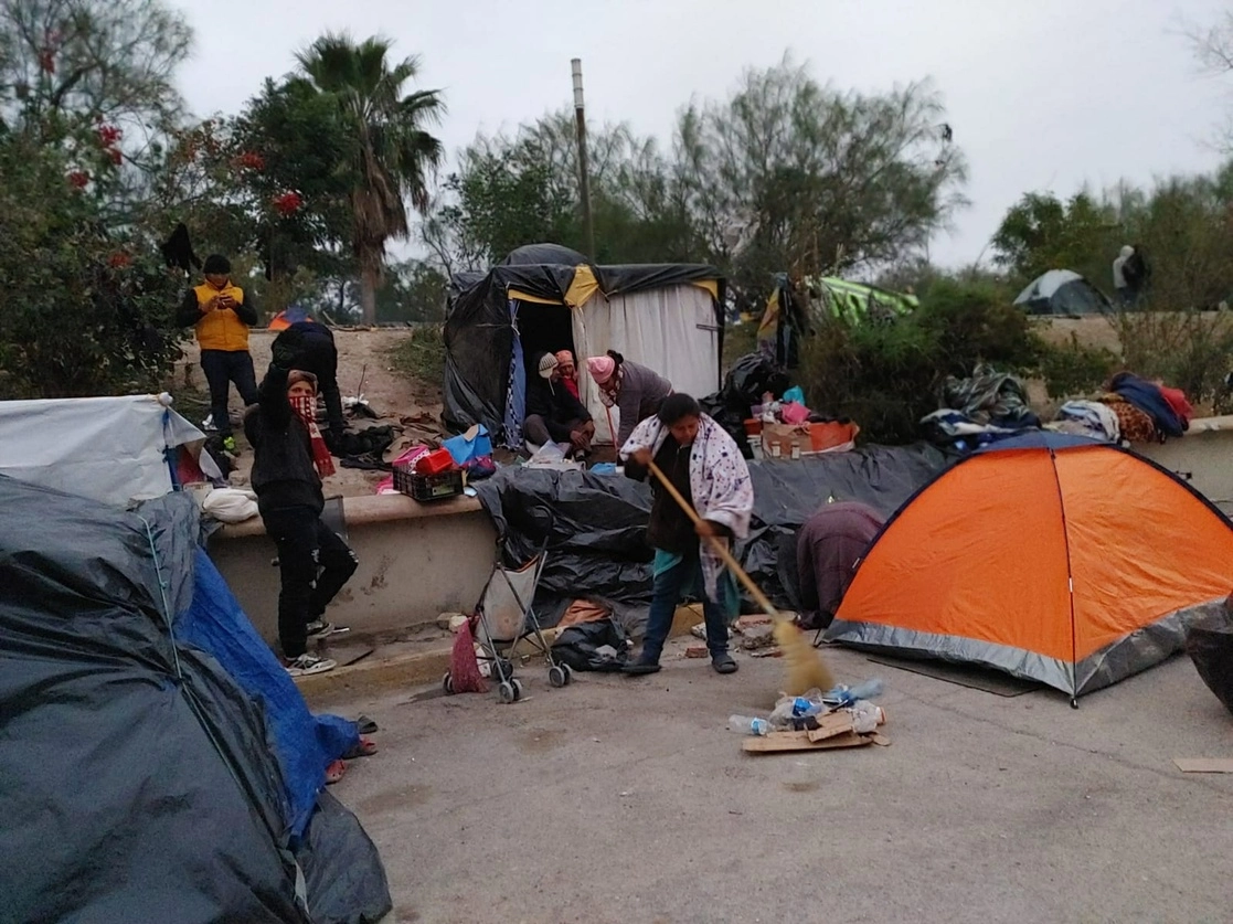 Una muy fría Navidad pasaron 500 migrantes que se negaron al traslado a refugios en Matamoros y durmieron en las márgenes del Río Bravo sin importar las bajas temperaturas que ocasionó el frente frío número 19 a la región. Foto Julia Le Duc